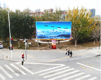 青神户外大屏广告投放要点。